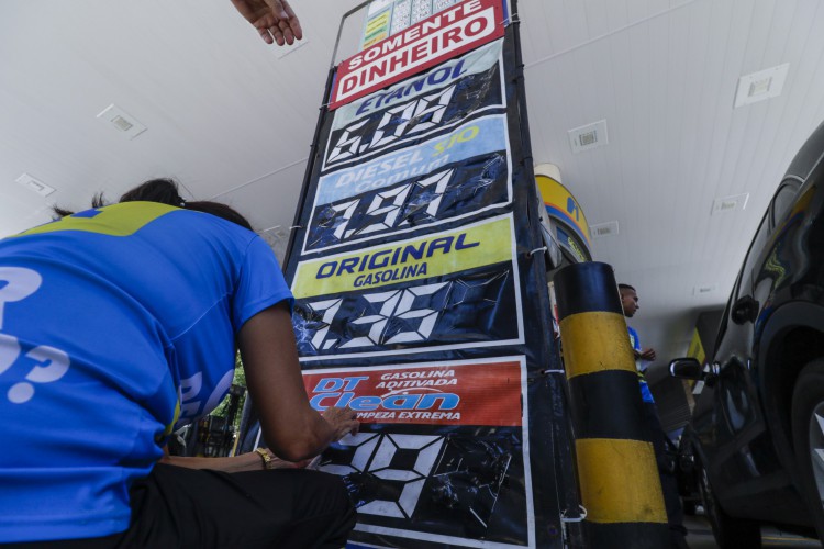 Troca de preço nos postos ocorre uma semana após Petrobras reajustar os preços nas refinarias