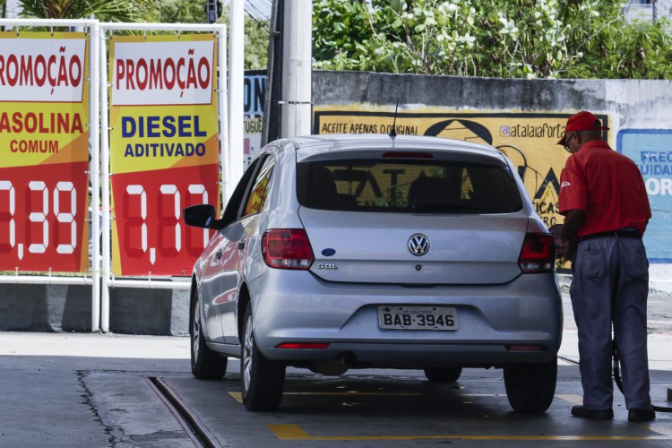 FORTALEZA, CE, BRASIL, 20.06.2022: Postos de combustiveis fazem promoção para pagamentos em dinheiro e pix.
(Foto: Thais Mesquita/OPOVO)