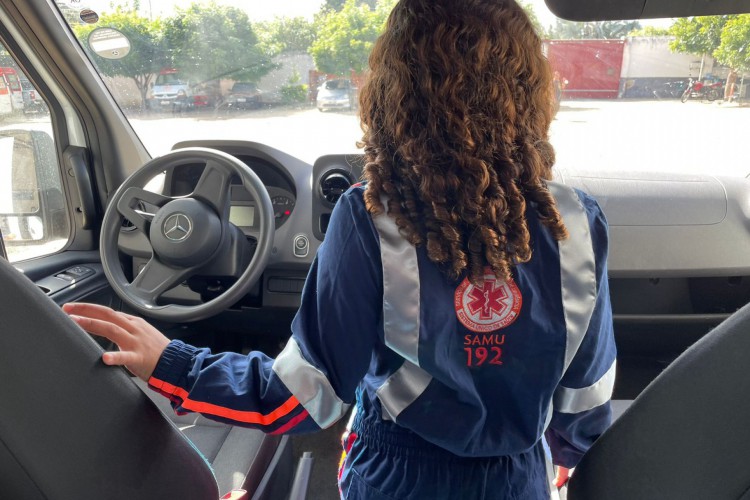 Maria Clara, de 8 anos, visitou a base do Samu Ceará de Juazeiro do Norte e ganhou de presente o uniforme personalizado de "samuzeira"