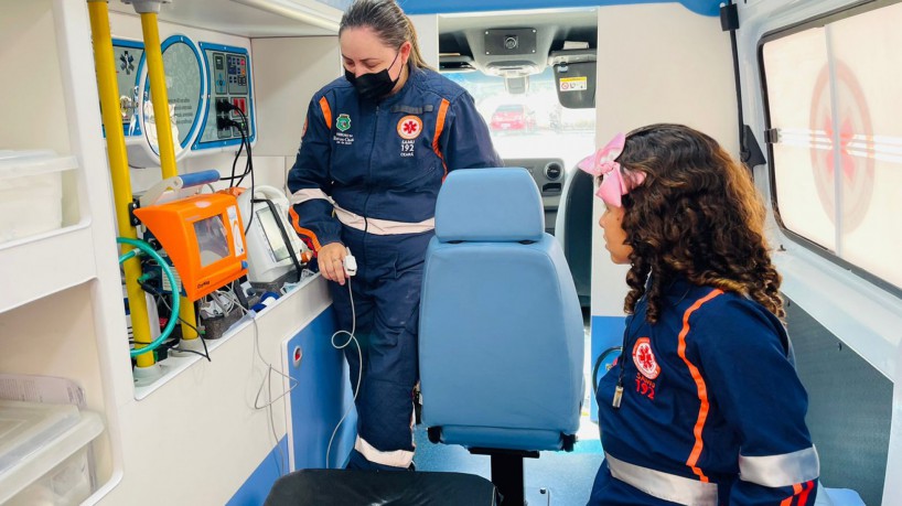 Maria Clara, de 8 anos, em visita à base do Samu Ceará de Juazeiro do Norte(foto: D...