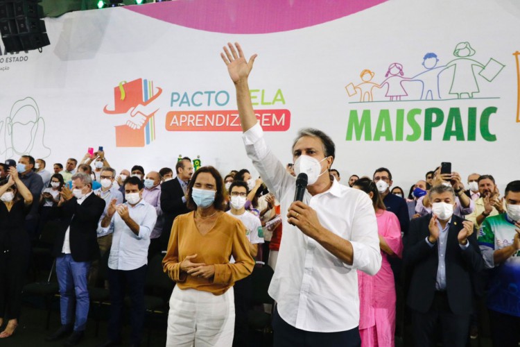 ￼Izolda Cela e Camilo Santana 
em evento do Paic