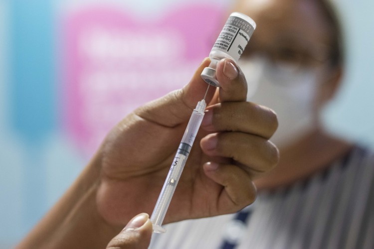 Desde o início de 2021, a vacinação tem sido a linha de frente do combate à Covid
