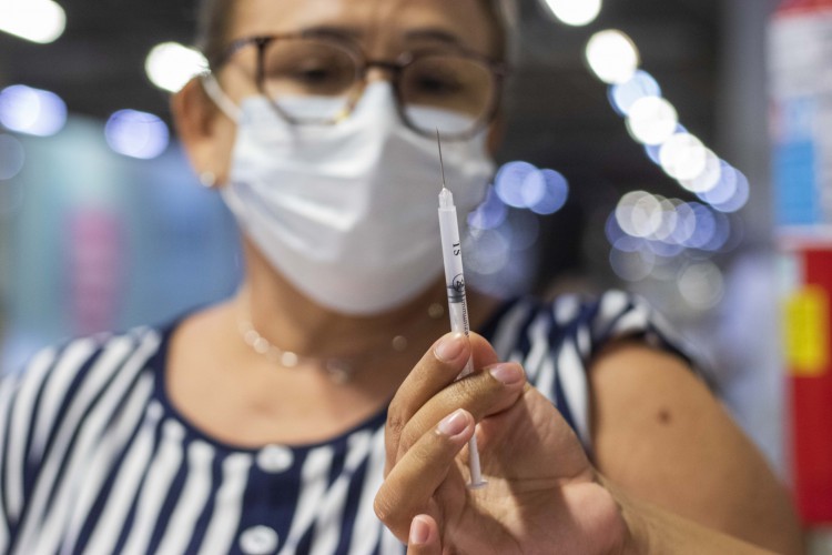 Especialista atribui o cen&aacute;rio de queda nas mortes ao avan&ccedil;o da vacina&ccedil;&atilde;o 