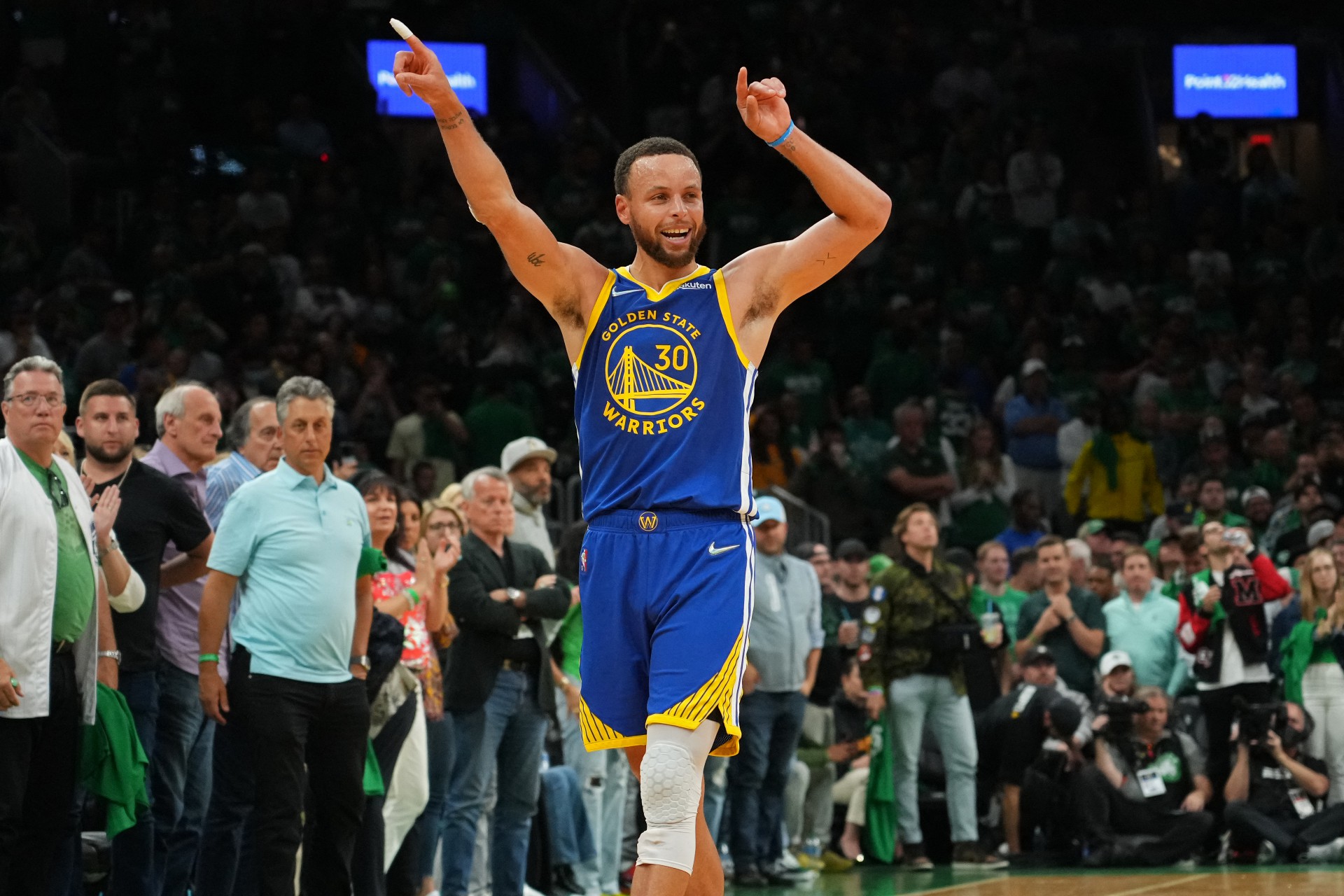Stephen Curry comemora título da NBA pelo Golden State Warriors (Foto: JESSE D. GARRABRANT / NBAE / GETTY IMAGES / GETTY IMAGES VIA AFP)