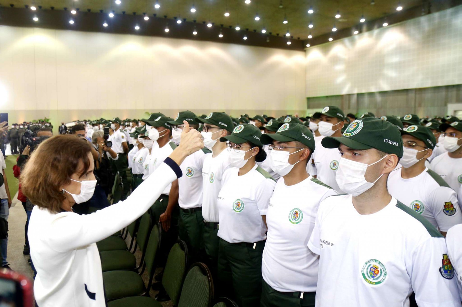 ￼ GOVERNADORA Izolda Cela deu boas vindas aos 2.415 alunos do curso de Formação de Soldados da Polícia Militar  (Foto: Divulgação/Governo do Estado)