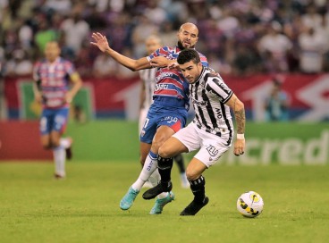 Fortaleza e Ceará se enfrentam pelas oitavas de final da Copa do Brasil em Clássico-Rei no Castelão. Na foto, Zé Welison e Richardson disputam bola.  
