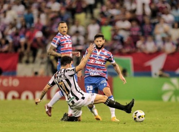 Fortaleza e Ceará se enfrentam pelas oitavas de final da Copa do Brasil em Clássico-Rei no Castelão. Na foto, Richardson e Juninho Capixaba disputam bola.  