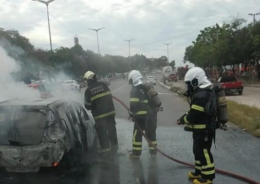 Incêndio atinge carro na BR-116 