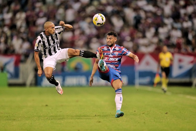 Fortaleza e Ceará se enfrentam pelas oitavas de final da Copa do Brasil em Clássico-Rei no Castelão. Na foto, Nino Paraíba e Ronald disputam bola. 