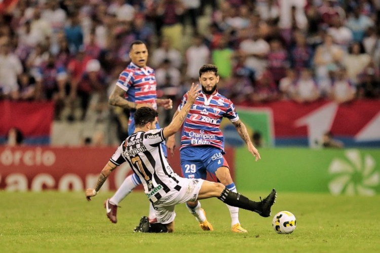 Fortaleza e Ceará se enfrentam pelas oitavas de final da Copa do Brasil em Clássico-Rei no Castelão. Na foto, Richardson e Juninho Capixaba disputam bola. 