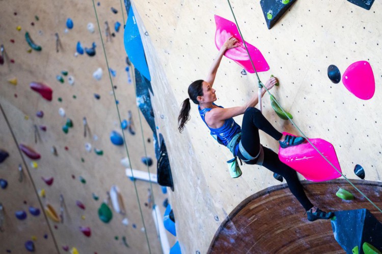 Brasileira leva bronze em etapa da Copa do Mundo de paraescalada