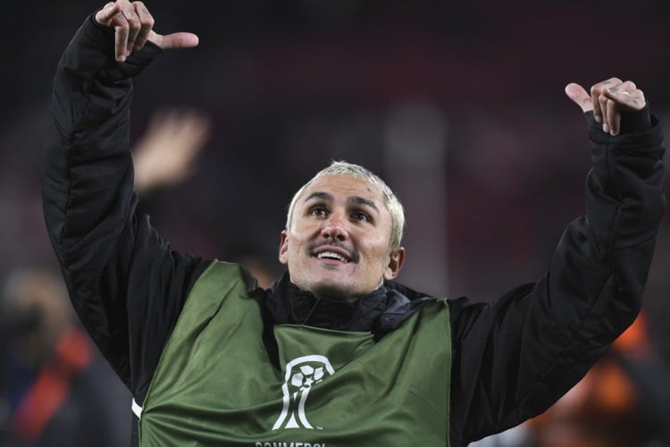 Meia Vina comemora vitória no jogo Independiente x Ceará, em Avellaneda, pela Copa Sul-Americana