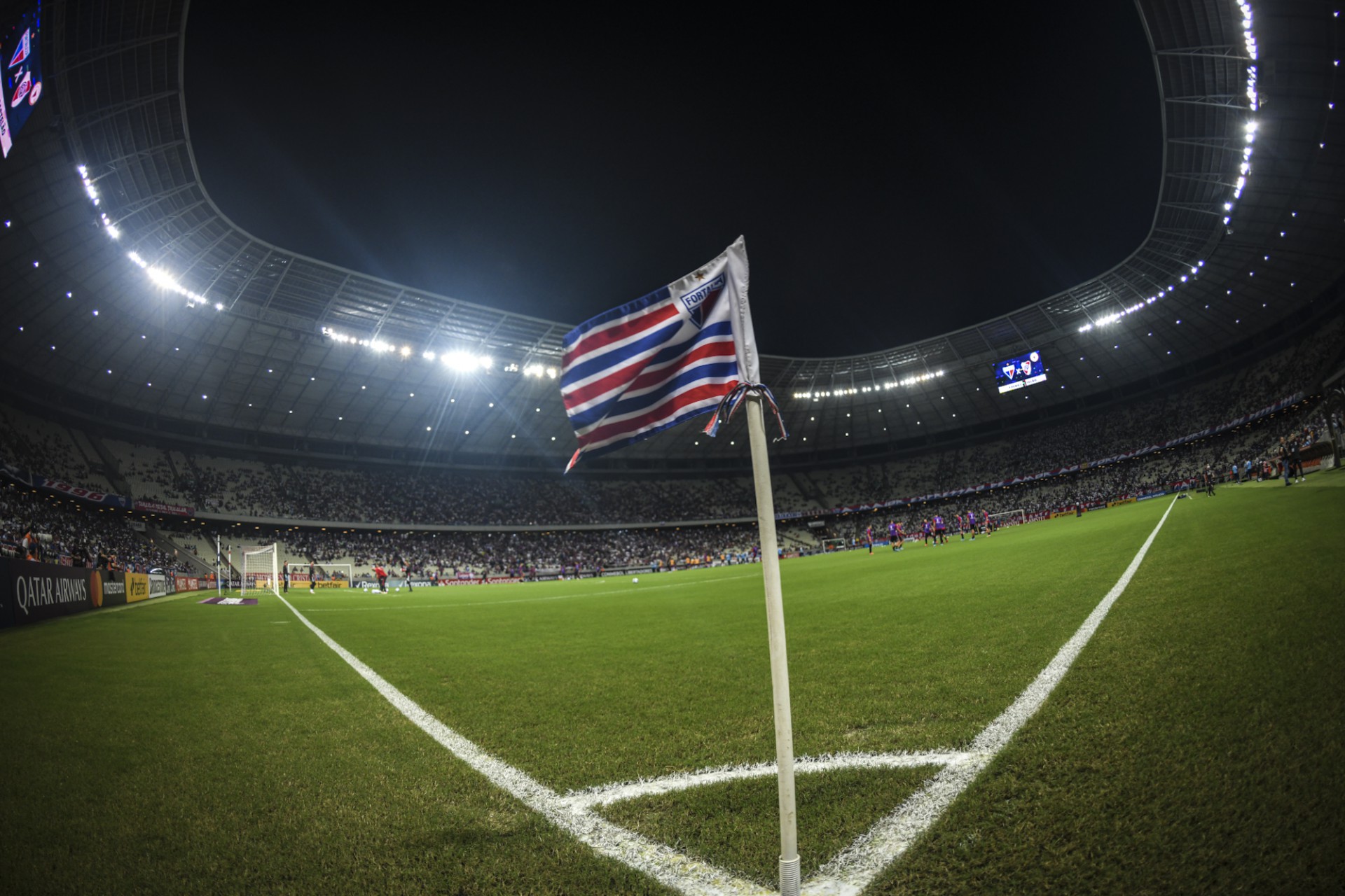 Bandeira do Fortaleza no gramado da Arena Castelão no jogo Fortaleza x River Plate, pela Copa Libertadores (Foto: Staff Images / CONMEBOL)