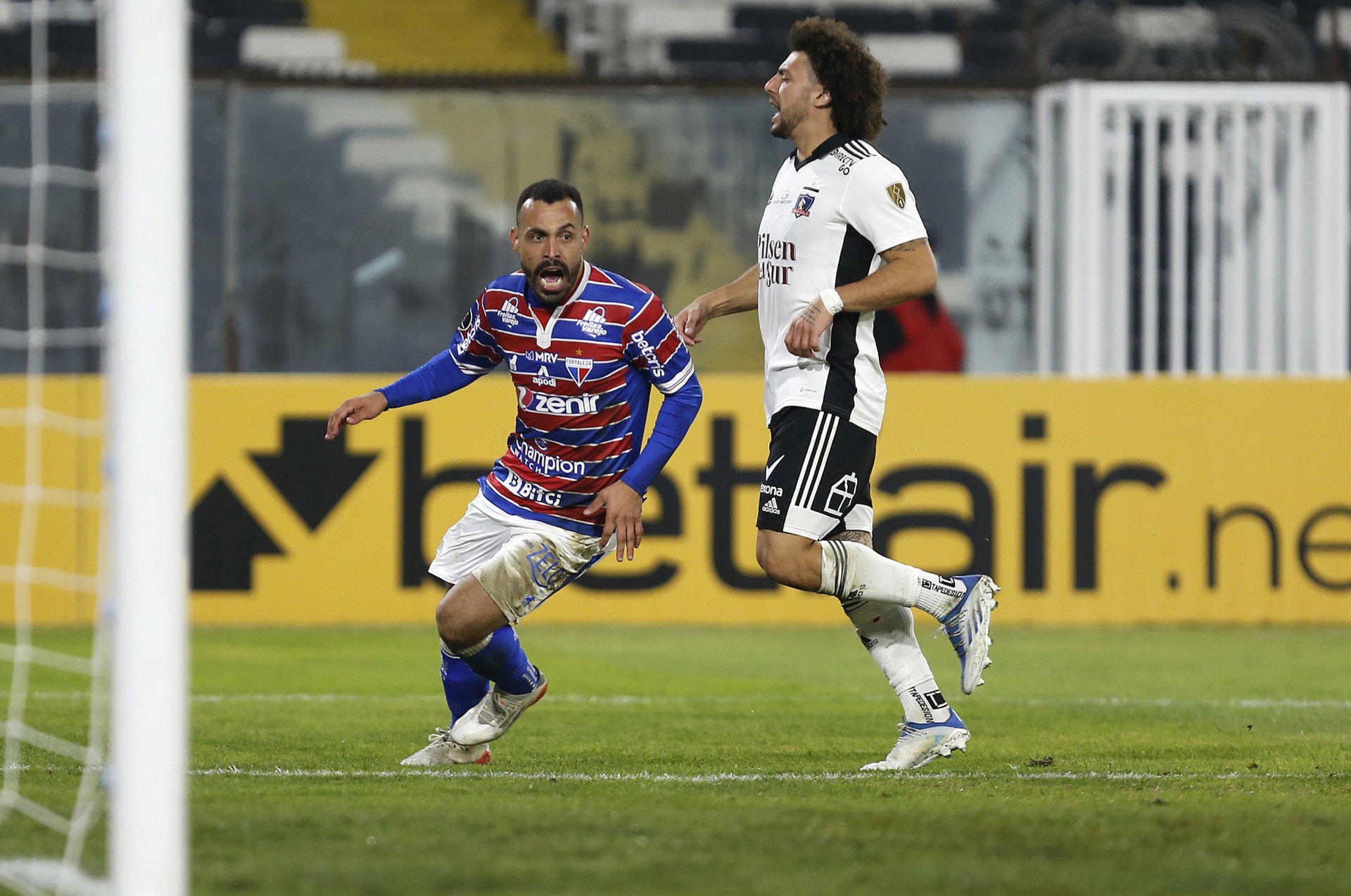 Atacante Moisés comemora gol no jogo Colo-Colo x Fortaleza, no Monumental, pela Copa Libertadores (Foto: Staff Images / CONMEBOL)