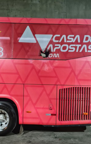 Ônibus do Bahia com vidro quebrado após ser atingido em atentado rumava para a Fonte Nova para enfrentar o Sampaio Corrêa-MA, pela Copa do Nordeste(Foto: Felipe Oliveira / EC Bahia)