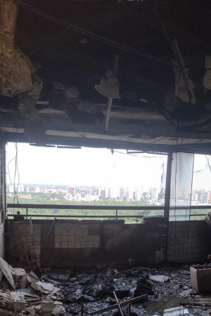 Destruição após incêndio em apartamento no bairro Cocó 