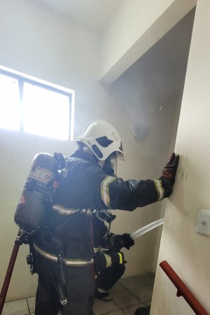 Corpo de Bombeiros atuando no combate ao fogo em apartamento no bairro Cocó, em Fortaleza 