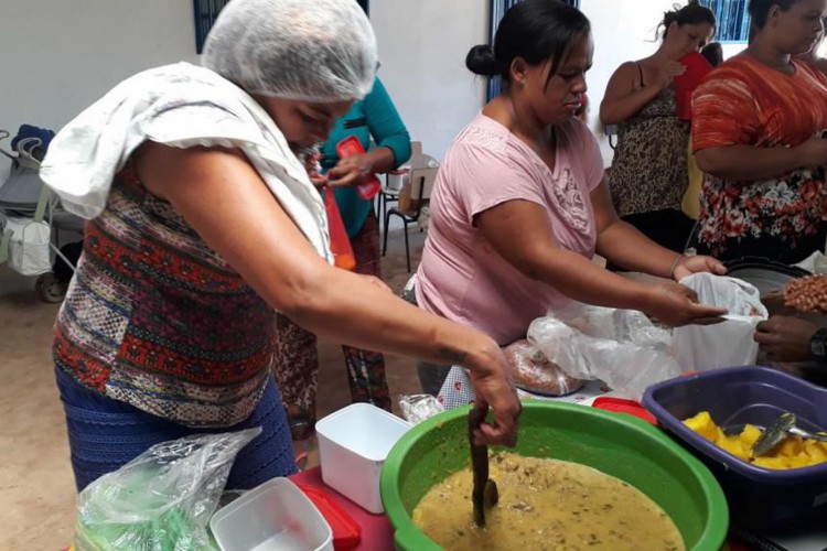 Voluntários do Pamana distribuem comida para famílias de Planaltina