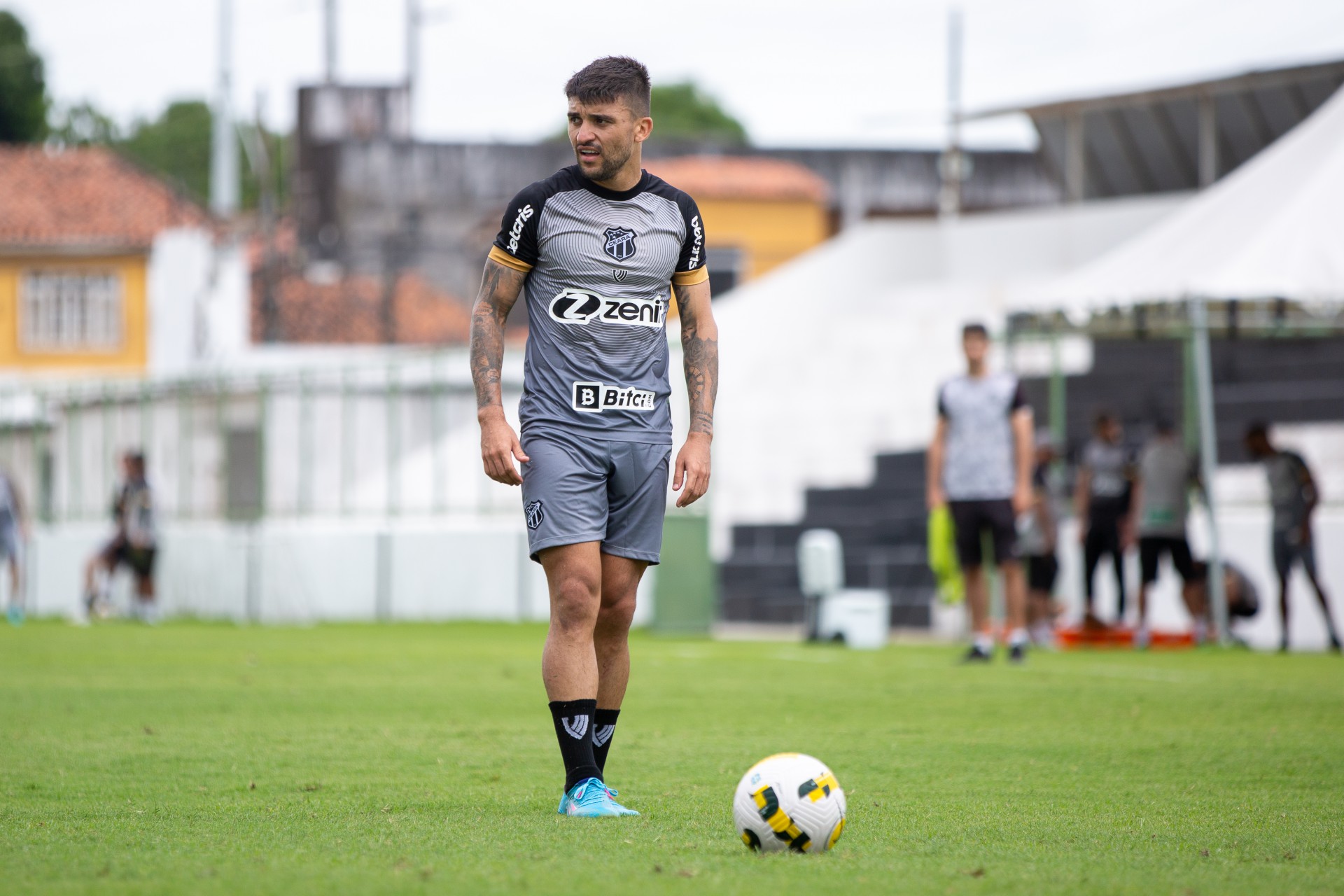 Victor Luís está em fase de transição e deve ser relacionado para enfrentar o Palmeiras (Foto: Felipe Santos/cearasc.com)