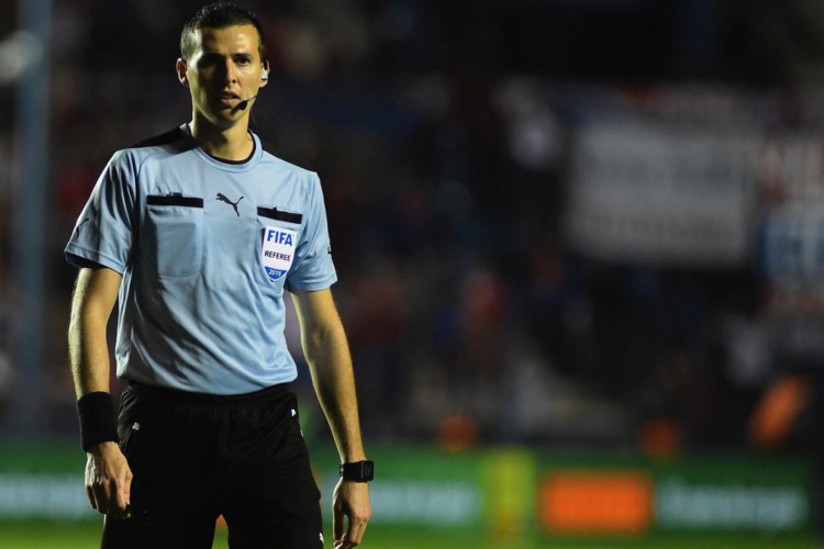 Árbitro Andrés Matonte, que irá comandar Fortaleza x Estudiantes, pelas oitavas de final da Libertadores
