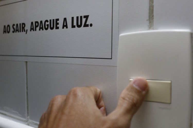 Rio de Janeiro - Consumo de energia elétrica, lâmpada e interruptor de luz. (Fernando Frazão/Agência Brasil)