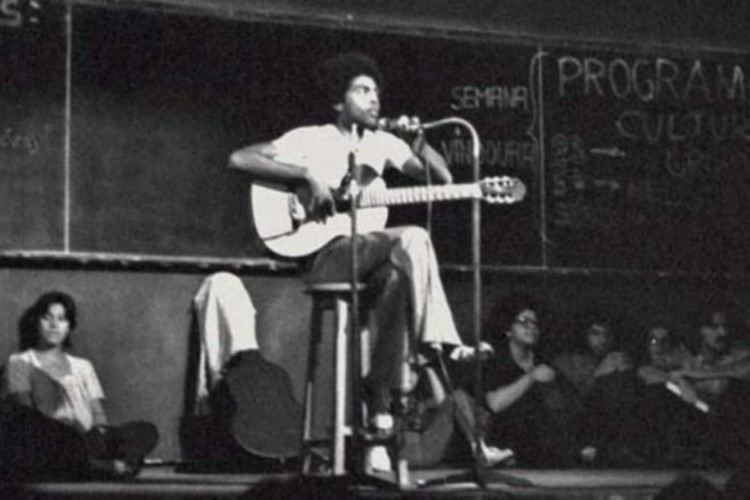 Gilberto Gil toca para alunos da SP, em 1973