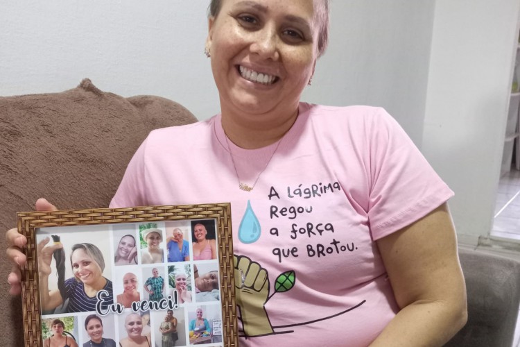 N&iacute;via Costa durante o &uacute;ltimo procedimento de quimioterapia, nessa quinta-feira, 23