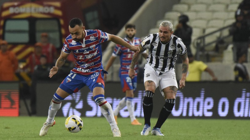 Atacante Moisés e meia Vina disputam bola no Clássico-Rei entre Fortaleza x Ceará, na Arena Castelão, pela Copa do Brasil 