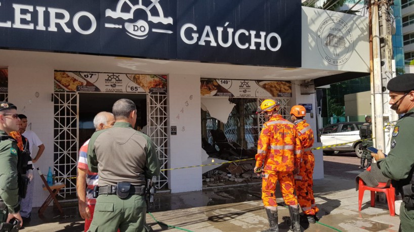 Teto de restaurante na Beira Mar caiu nessa sexta-feira, 24(foto: Ana Rute Ramires)