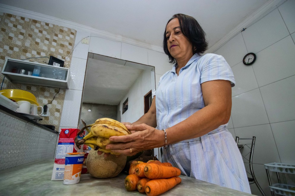 A dona de casa, Elândia Sousa, 51, mudou o cardápio em casa como alternativa para economizar nas compras(Foto: FERNANDA BARROS)