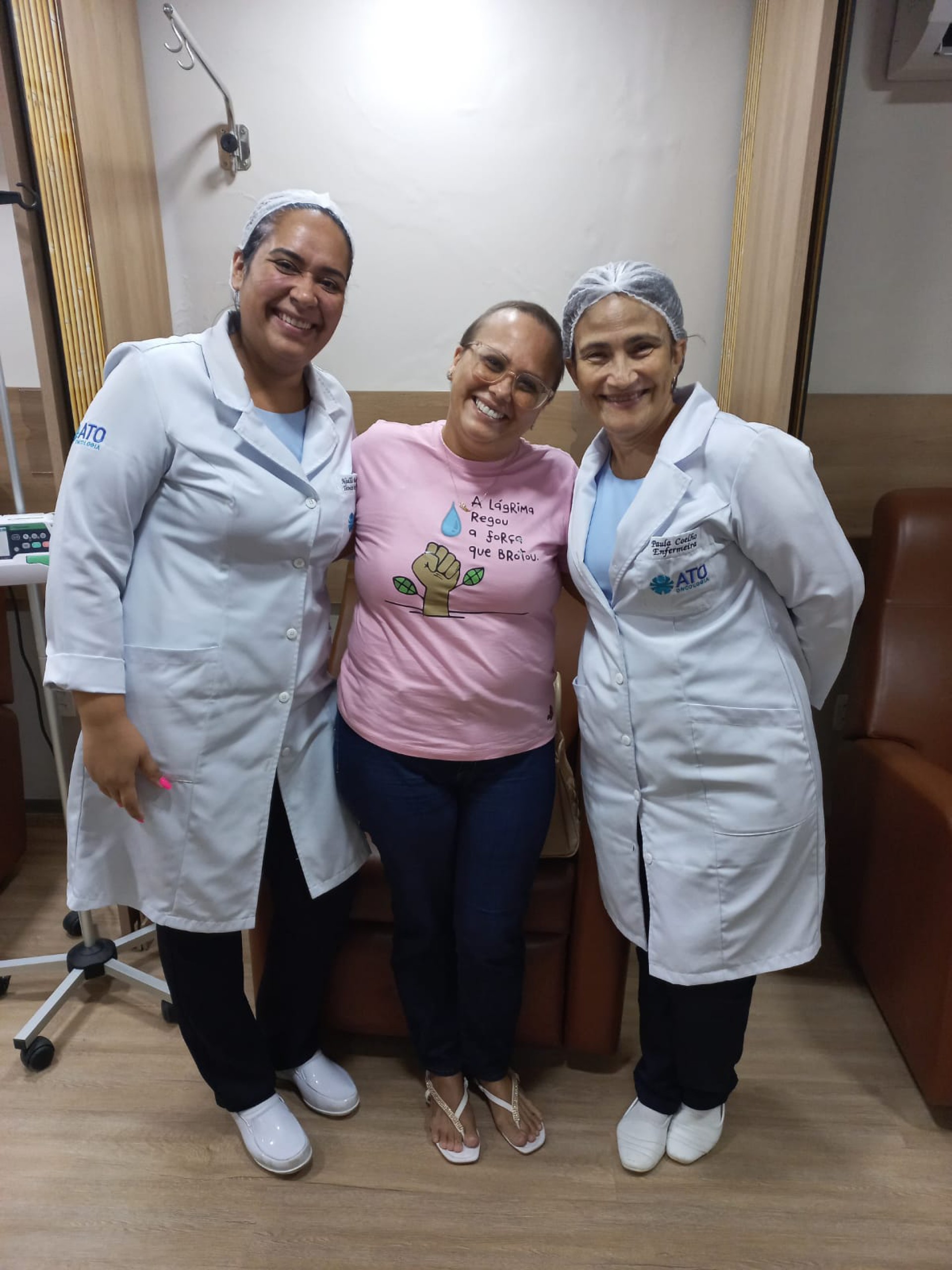 N&iacute;via Costa realiza &uacute;ltimo procedimento de quimioterapia.