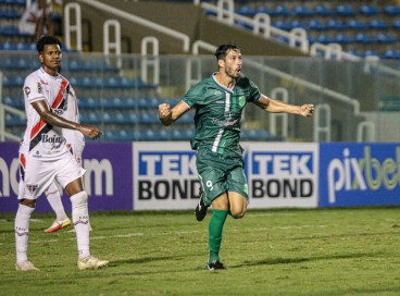 Flávio Torres marcou um dos gols da vitória do Floresta  