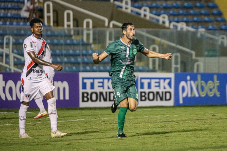 Flávio Torres marcou um dos gols da vitória do Floresta 