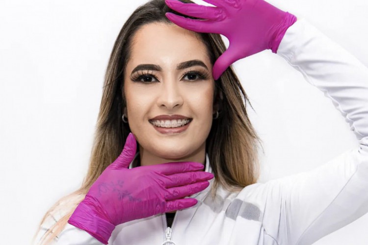 A dentista Ana Karolini Lustosa tinha um consultório no centro de Araripe, no Ceará, e era especializada em odontologia geral, ortodontia e botox
