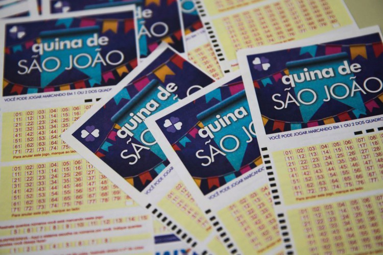 Basta marcar de cinco a 15 n&uacute;meros dentre os 80 dispon&iacute;veis no volante e torcer. Caso prefira, o sistema pode escolher os n&uacute;meros para voc&ecirc; por meio da Surpresinha.