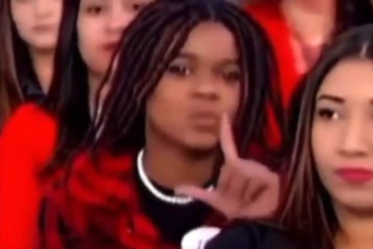 Uma mulher no auditório do programa fez a letra L com a mão, indicando apoio ao ex-presidente Lula, pré-candidato do PT ao Palácio do Planalto

