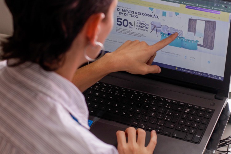 Taxa das blusinhas encarece compras e não gera empregos