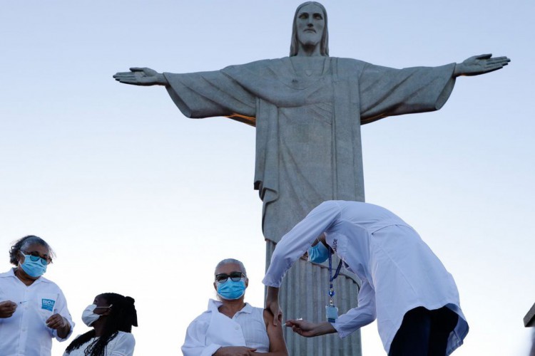 Rio de Janeiro - Início da vacinação contra Covid-19, no Cristo Redentor, a idosa Terezinha da Conceição e a técnica de enfermagem Dulcinéia da Silva Lopes. (Fernando Frazão/Agência Brasil)