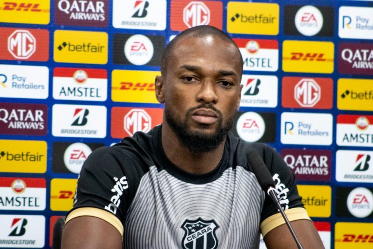 Zagueiro Luiz Otávio em entrevista coletiva 