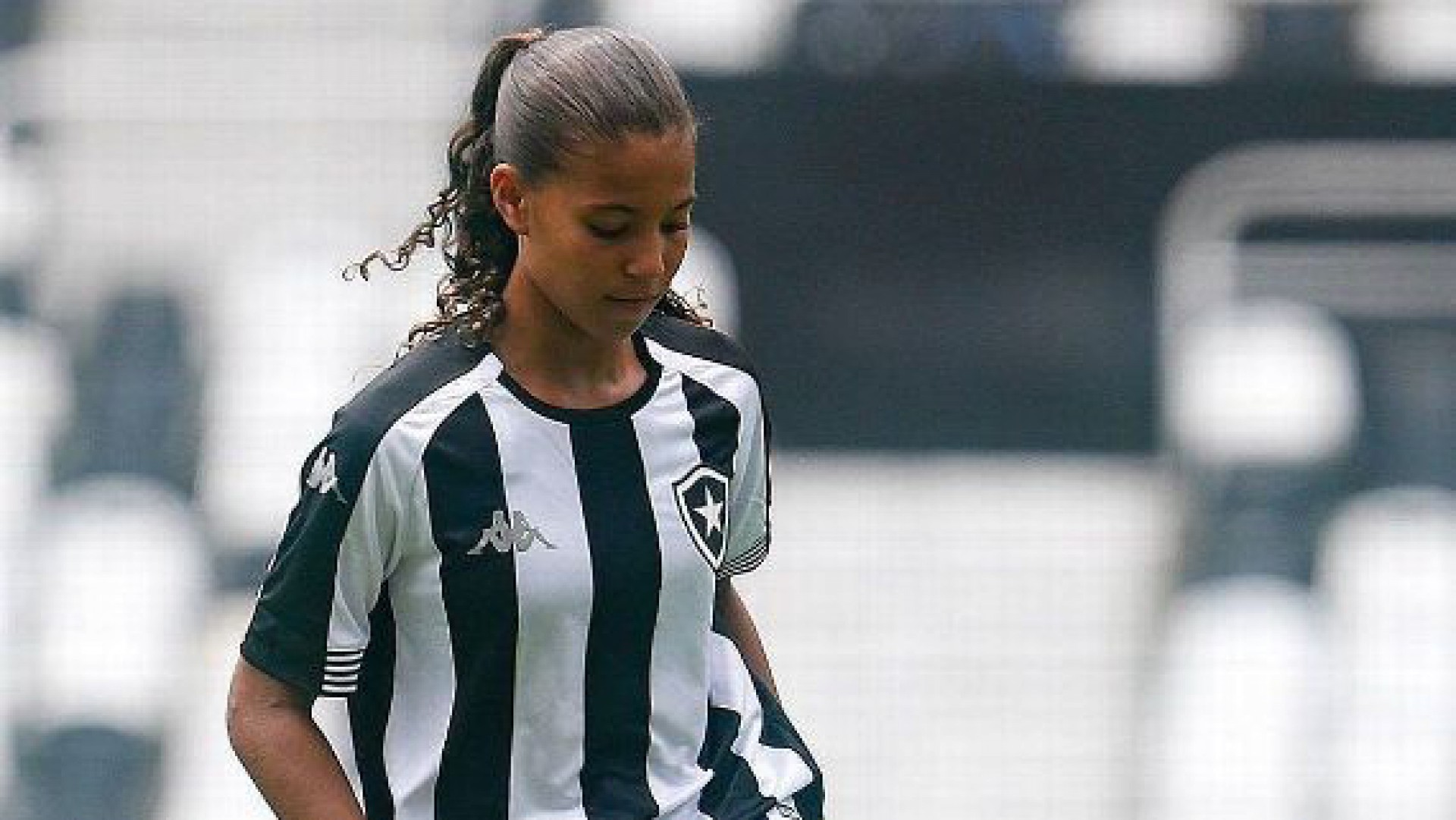 Única jogadora do Campeonato Municipal Sub-13 do Botafogo, Giovanna Waksman relatou que sofre violência física e verbal nas partidas por ser mulher.  (Foto: Vitor Silva/Botafogo)