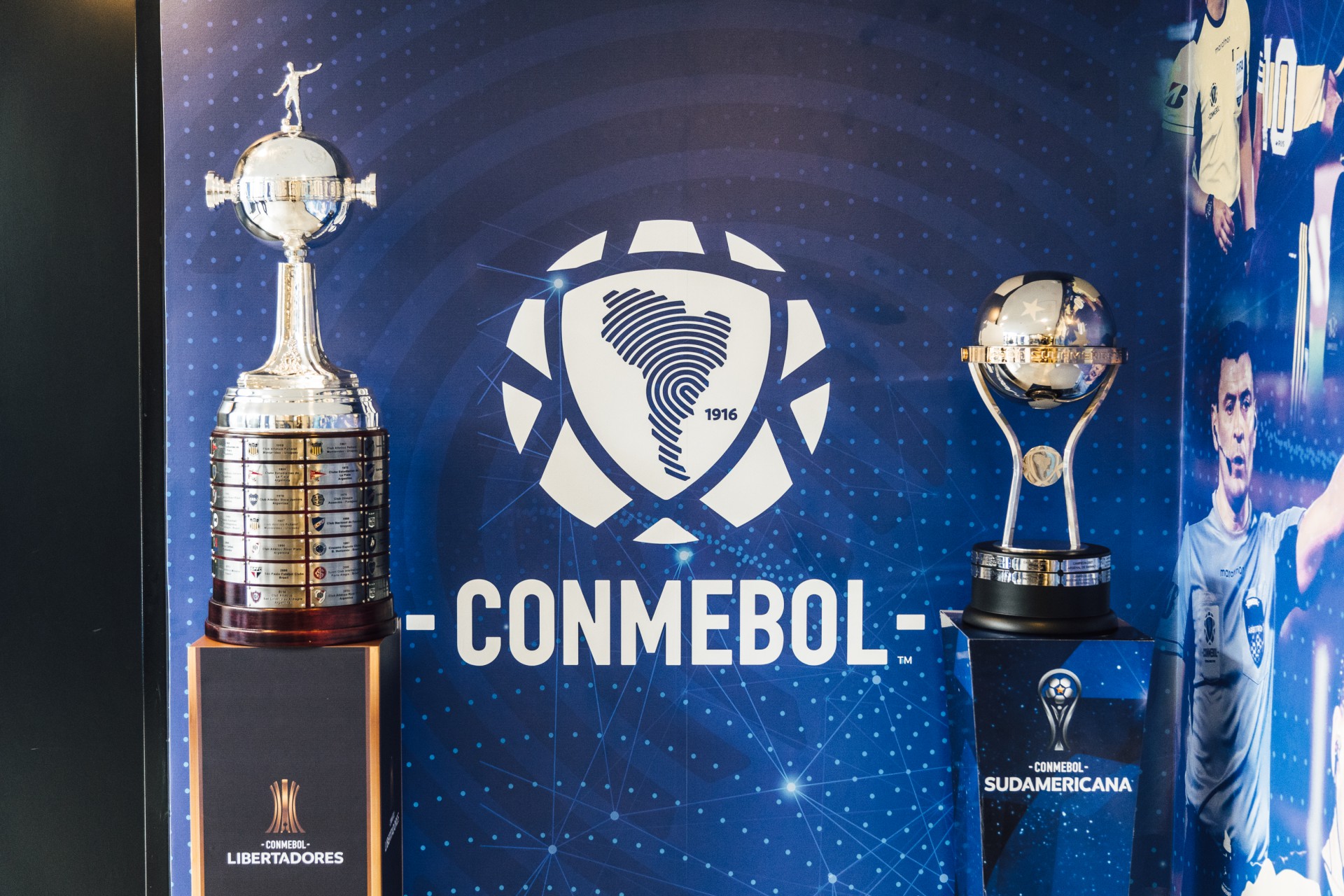 Taças da Copa Libertadores e Copa Sul-Americana na sede da Conmebol (Foto: Divulgação/Conmebol)