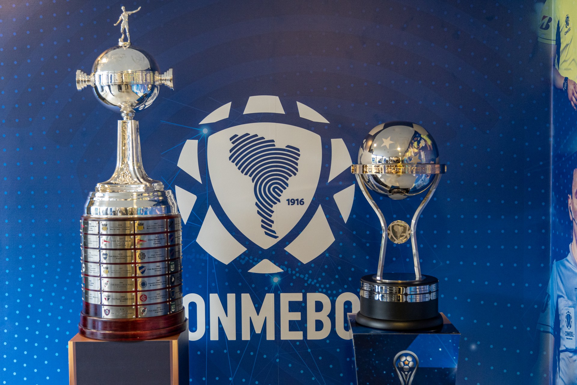 Taças da Copa Libertadores e Copa Sul-Americana na sede da Conmebol (Foto: Divulgação/Conmebol)
