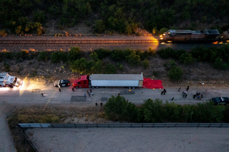 Pessoas que se acredita serem trabalhadores migrantes do México, foram encontradas mortas em um trailer abandonado no Texas