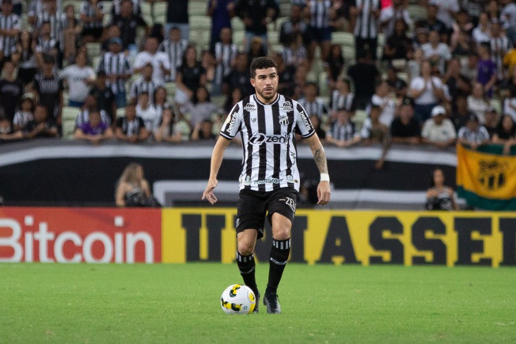 Volante Richardson no jogo Ceará x Atlético-GO, na Arena Castelão, pelo Campeonato Brasileiro Série A