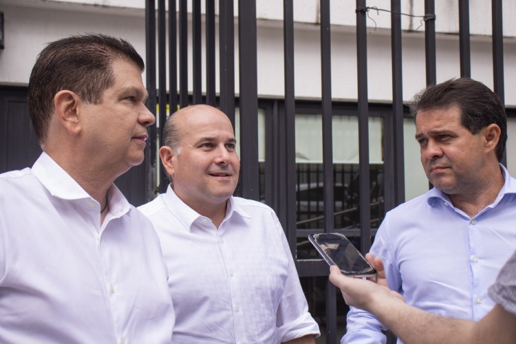 Mauro Filho, Roberto Cláudio e Evandro Leitão ao deixarem reunião com pré-candidatos na sede do PDT