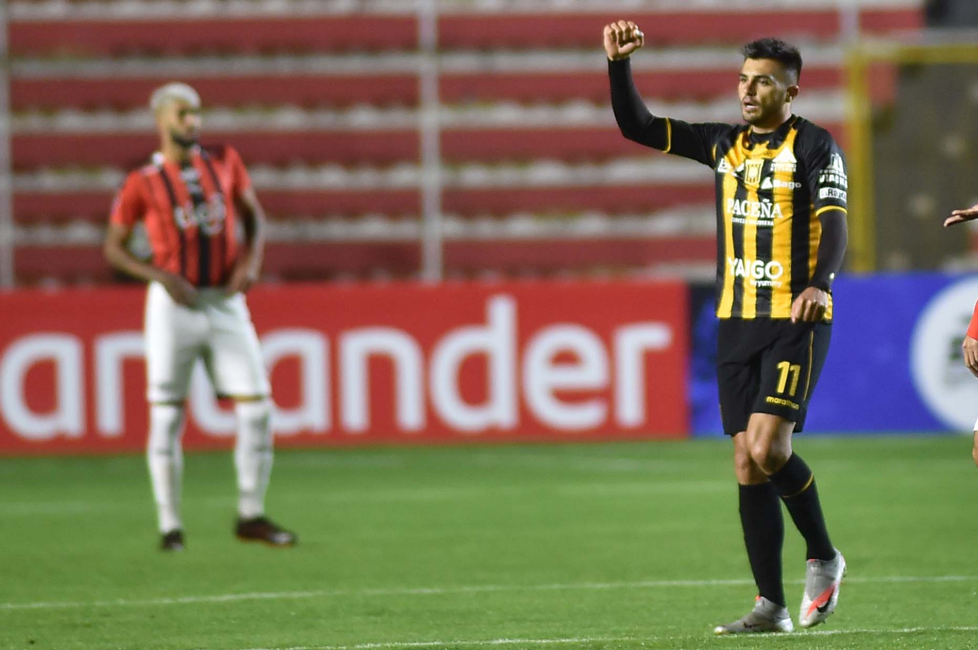Atacante Enrique Triverio comemora gol no jogo The Strongest x Libertad, no Hernando Siles, pela Copa Libertadores