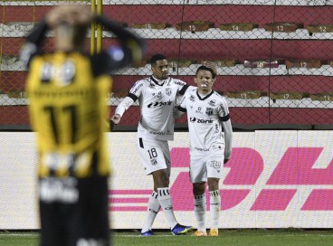 Brazil's Ceara Erick (R) celebrates after scoring against Bolivia's The Strongest during the Copa Sudamericana football tournament round of sixteen first leg match, at the Hernando Siles stadium in La Paz on June 29, 2022. (Photo by AIZAR RALDES / AFP)

The Strongest x Ceará - 1a partida das oitavas de final da Copa Sulamericana 2022.   