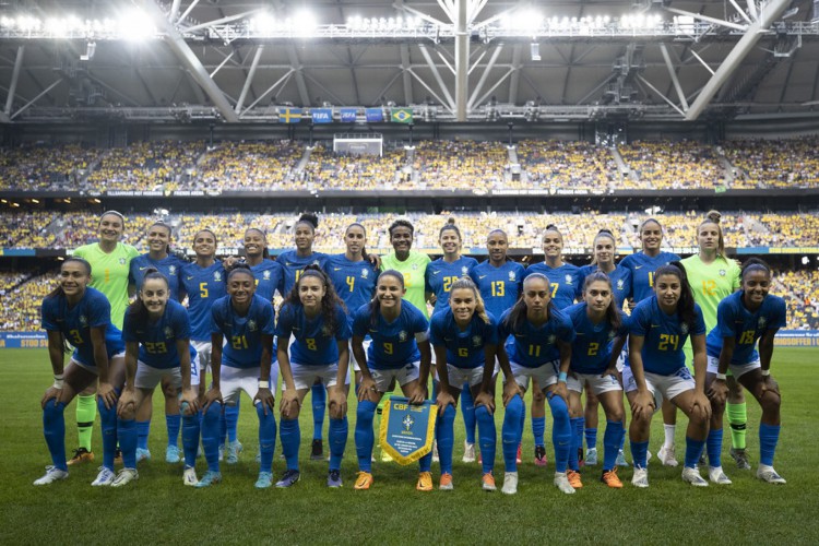 Seleção brasileira de futebol feminino posando com uniforme azul antes de jogo contra a Suécia em 28 de junho de 2022