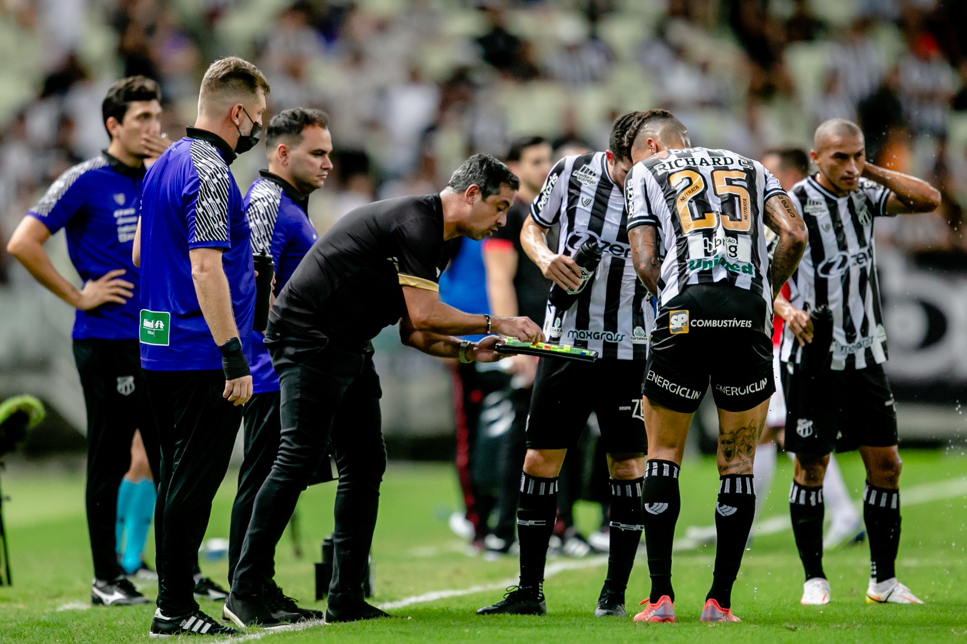 Marquinhos Santos tenta melhorar ataque alvinegro (Foto: Aurelio Alves)
