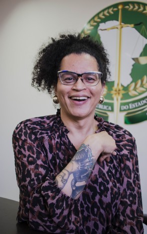 Neon Cunha, primeira pessoa trans no Brasil a receber sua certidão de nascimento retificada sem laudo psiquiátrico (Foto: FERNANDA BARROS)
